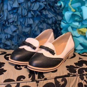 Black and white shoes sz8